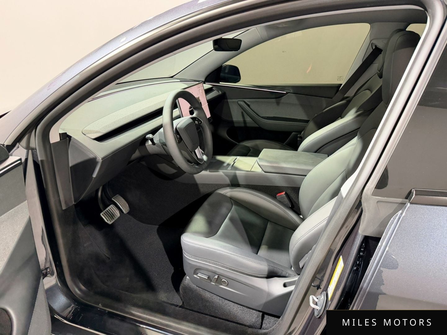 Tesla Model Y 2025 — миниатюра 5