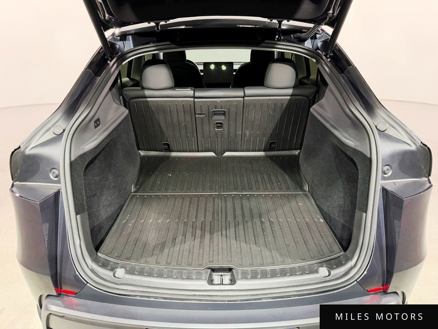 Tesla Model Y 2025 — миниатюра 10