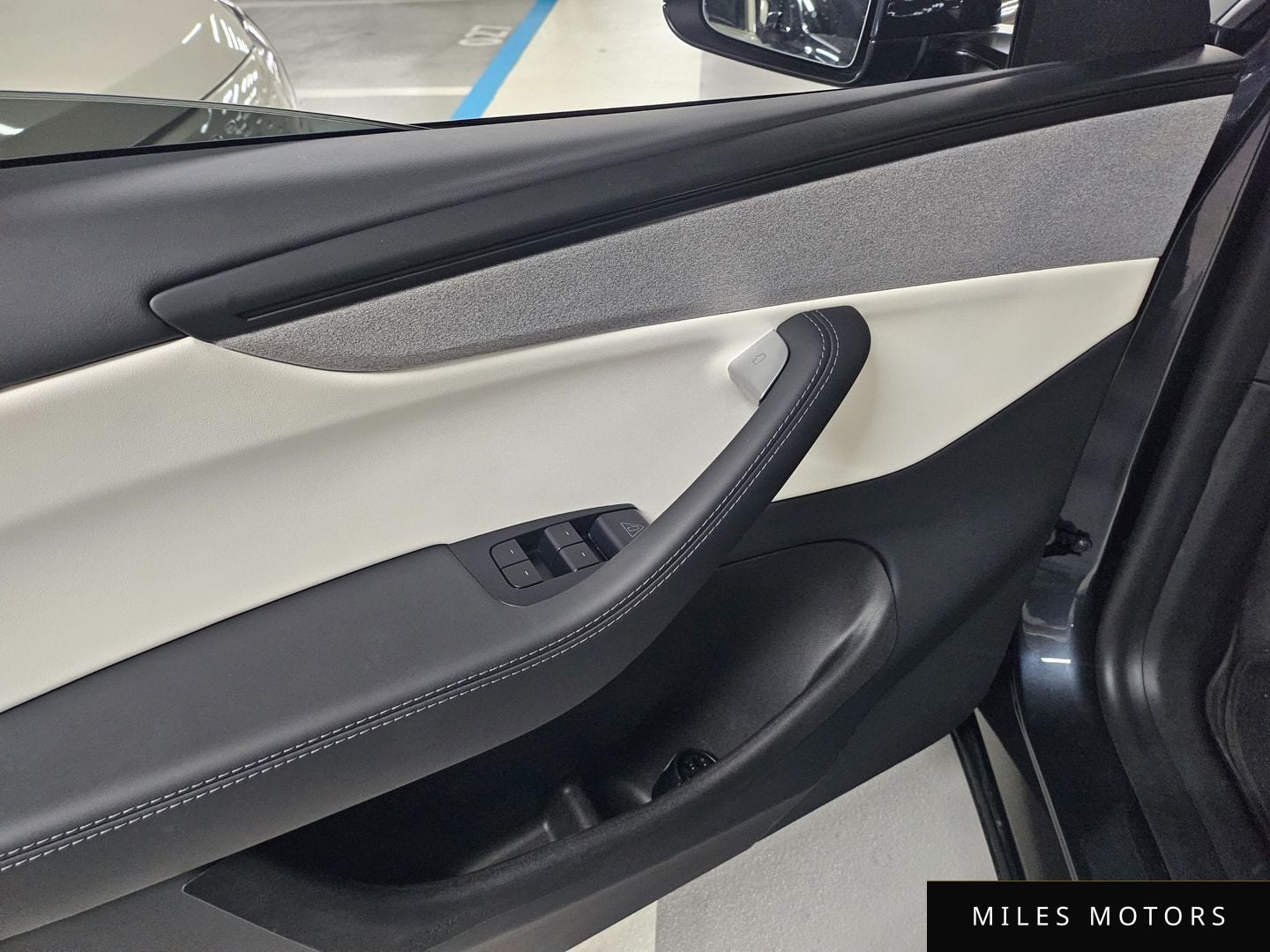 Tesla Model Y 2025 — миниатюра 12