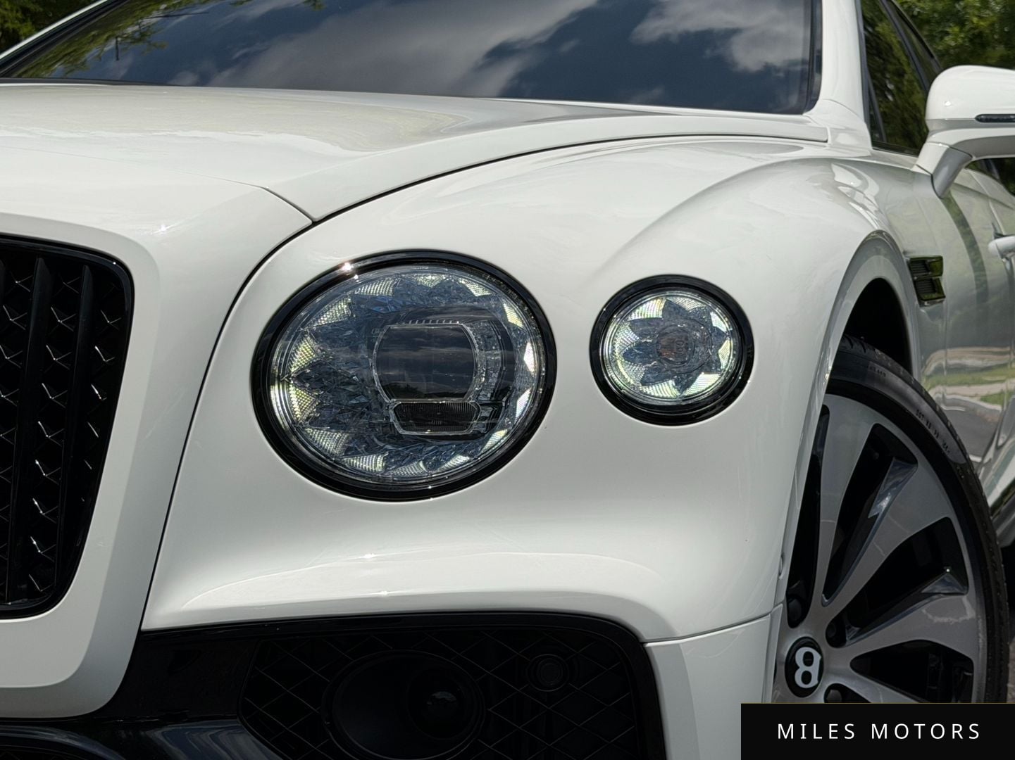 Bentley Flying Spur 2023 — миниатюра 2