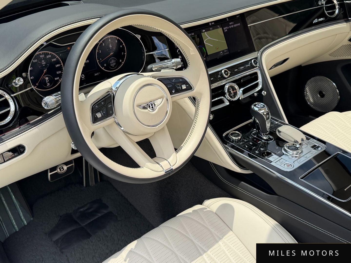 Bentley Flying Spur 2023 — миниатюра 6