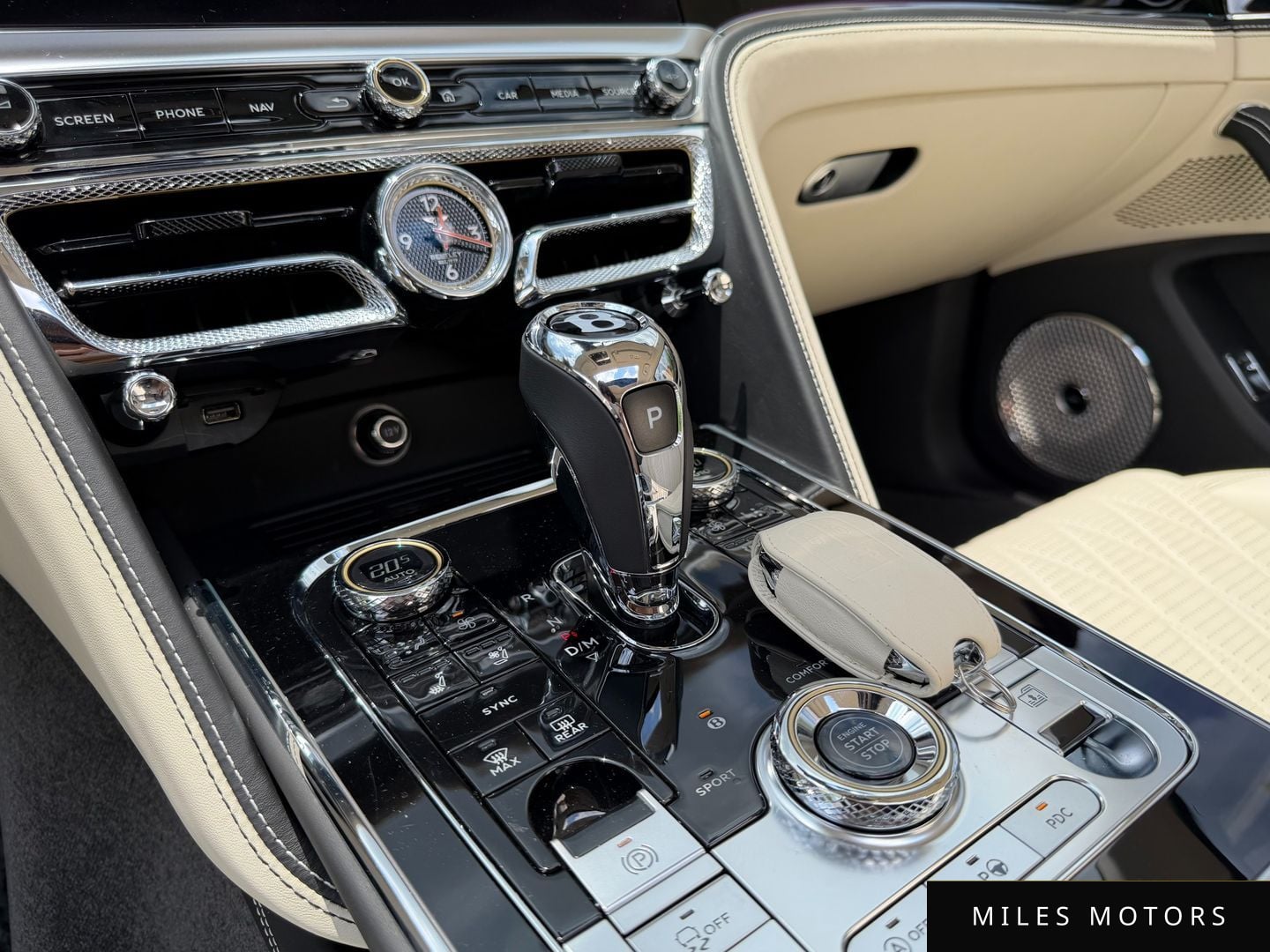 Bentley Flying Spur 2023 — миниатюра 9