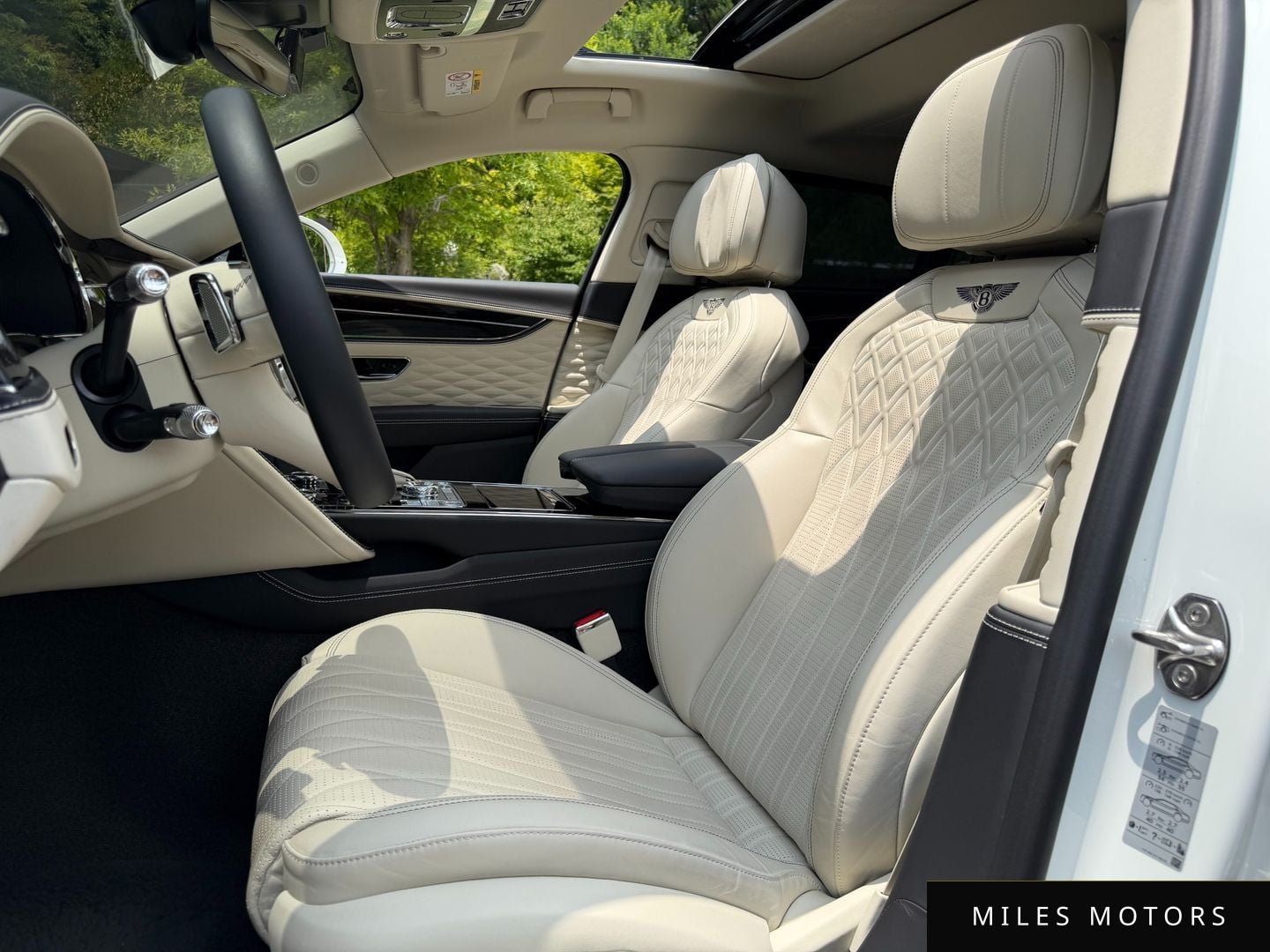 Bentley Flying Spur 2023 — миниатюра 10