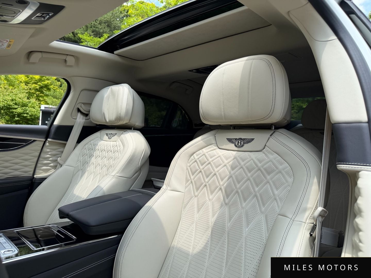 Bentley Flying Spur 2023 — миниатюра 11