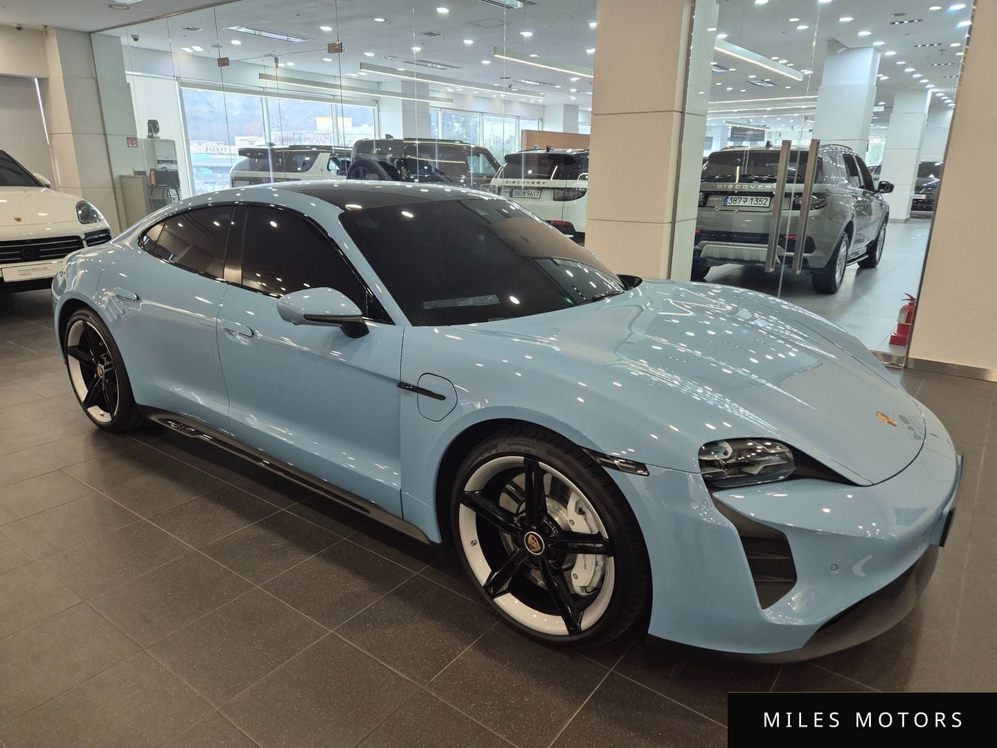Porsche Taycan 2023 — миниатюра 5