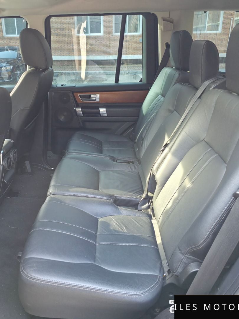 Land Rover Discovery 2010 — миниатюра 9
