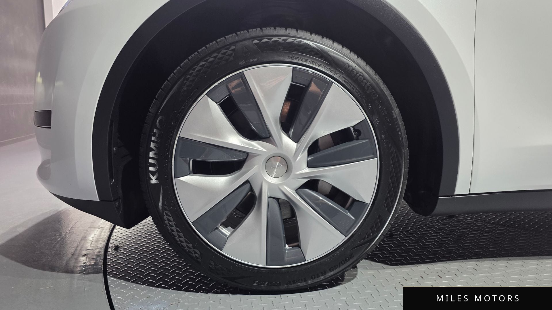 Tesla Model Y 2023 — миниатюра 5