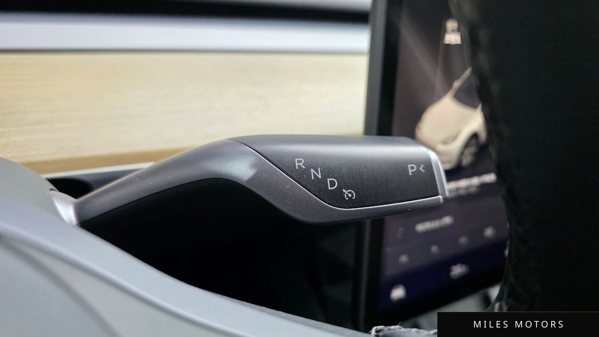 Tesla Model Y 2023 — миниатюра 12