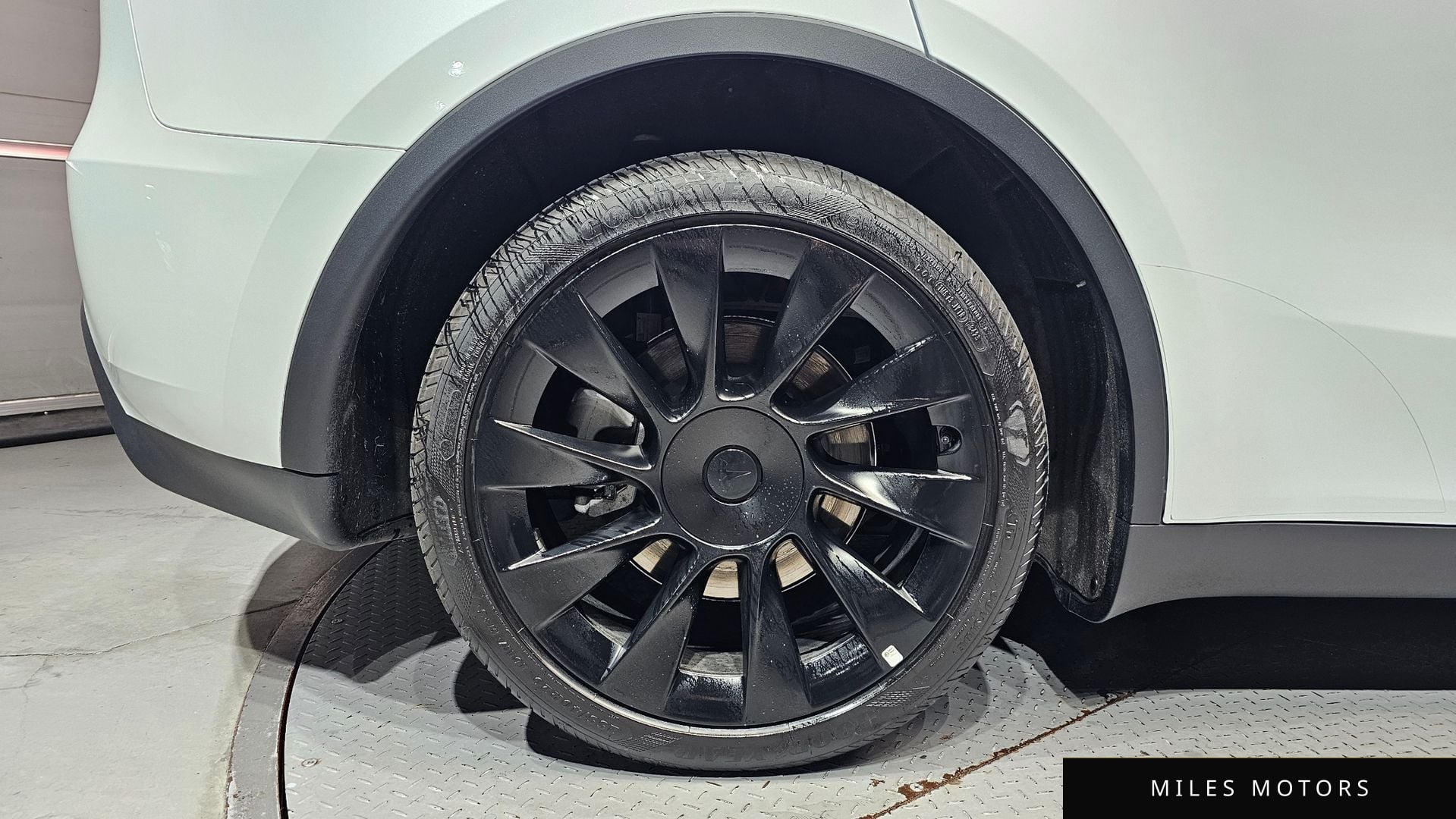 Tesla Model Y 2024 — миниатюра 5