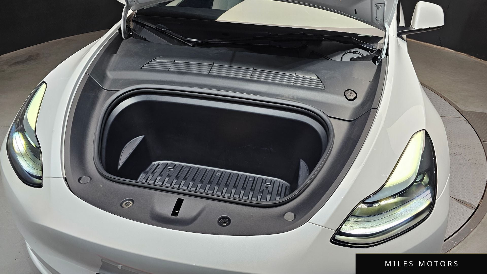 Tesla Model Y 2024 — миниатюра 6