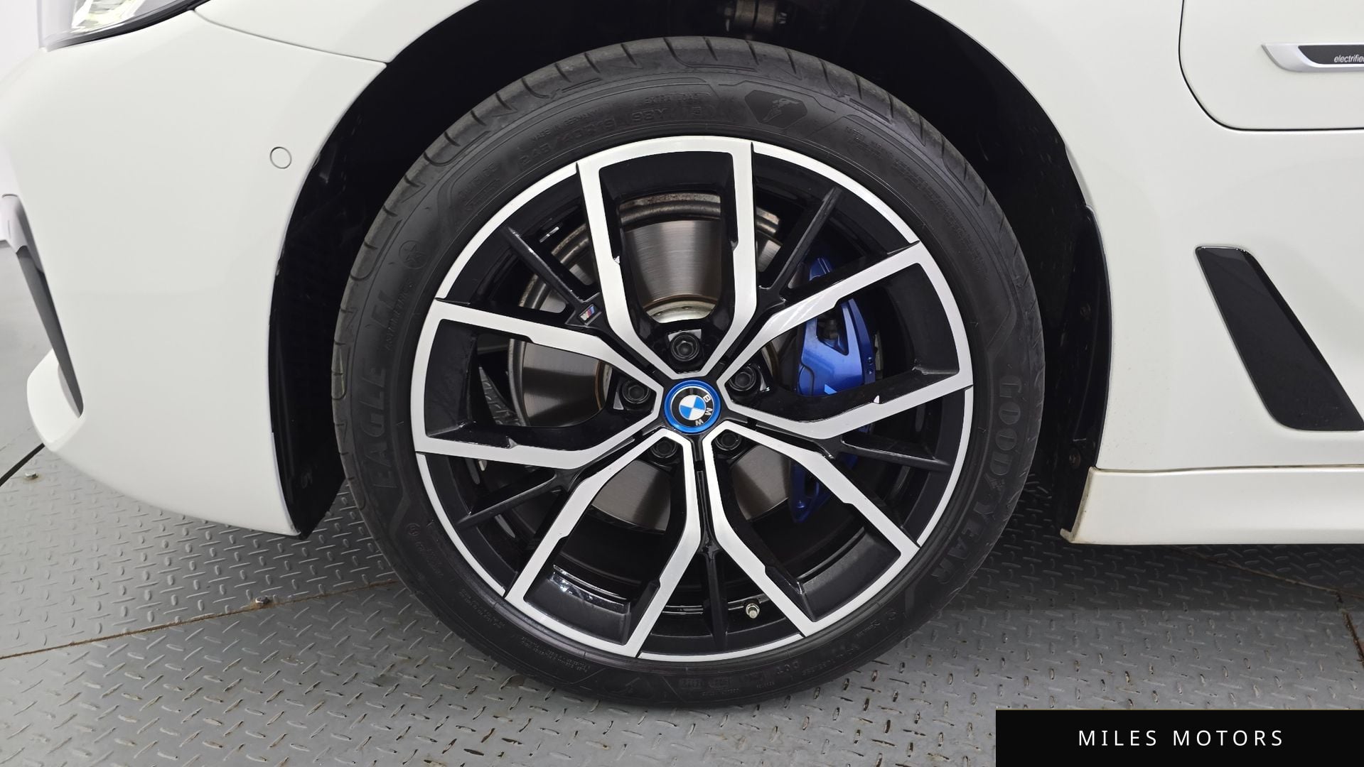 BMW 5 Series (G30) 2023 — миниатюра 5