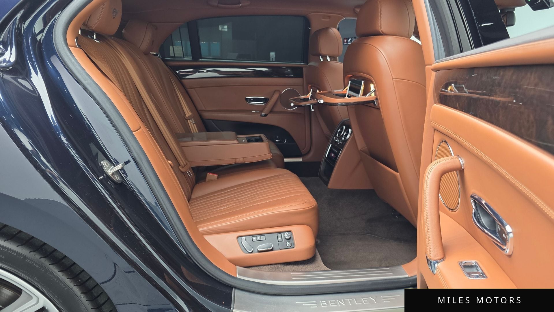 Bentley Flying Spur 2018 — миниатюра 12