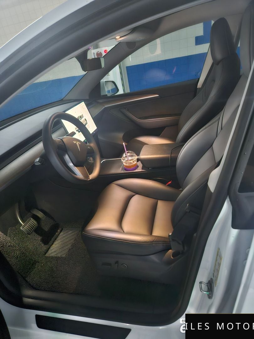 Tesla Model Y 2024 — миниатюра 10