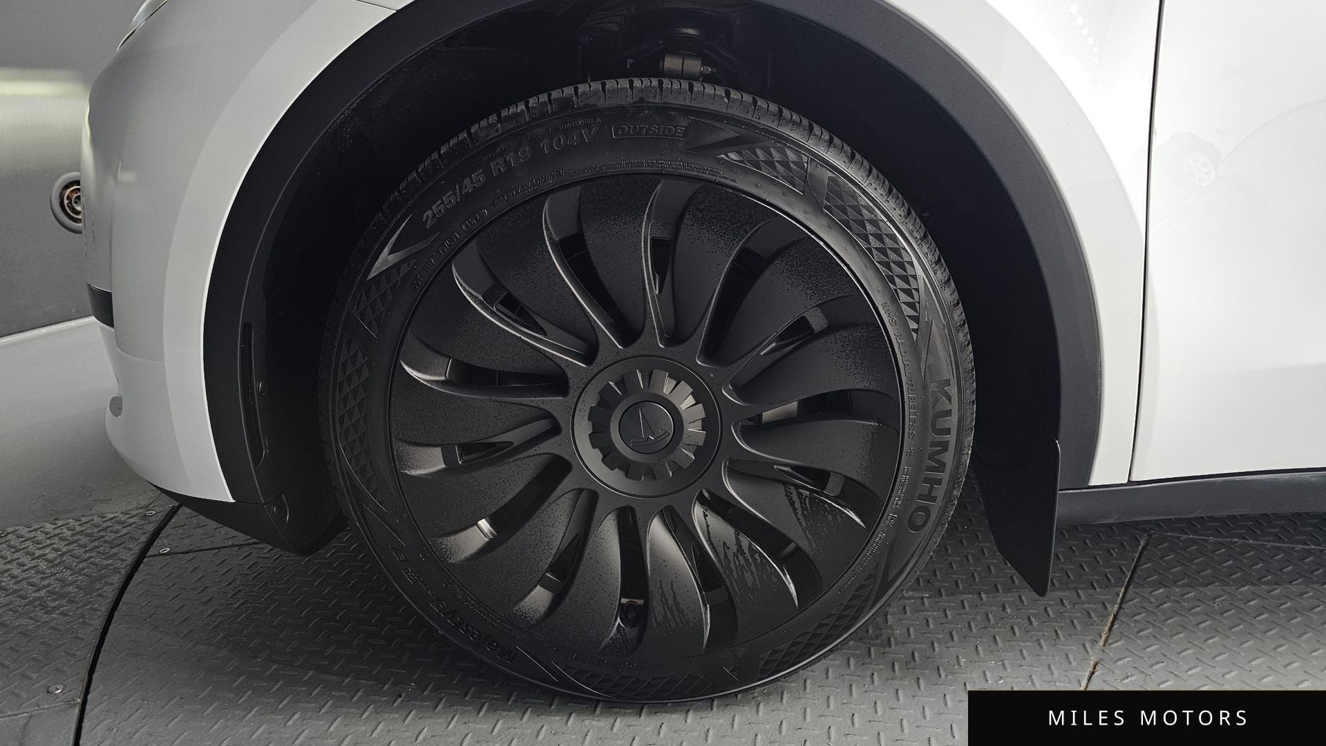 Tesla Model Y 2024 — миниатюра 4