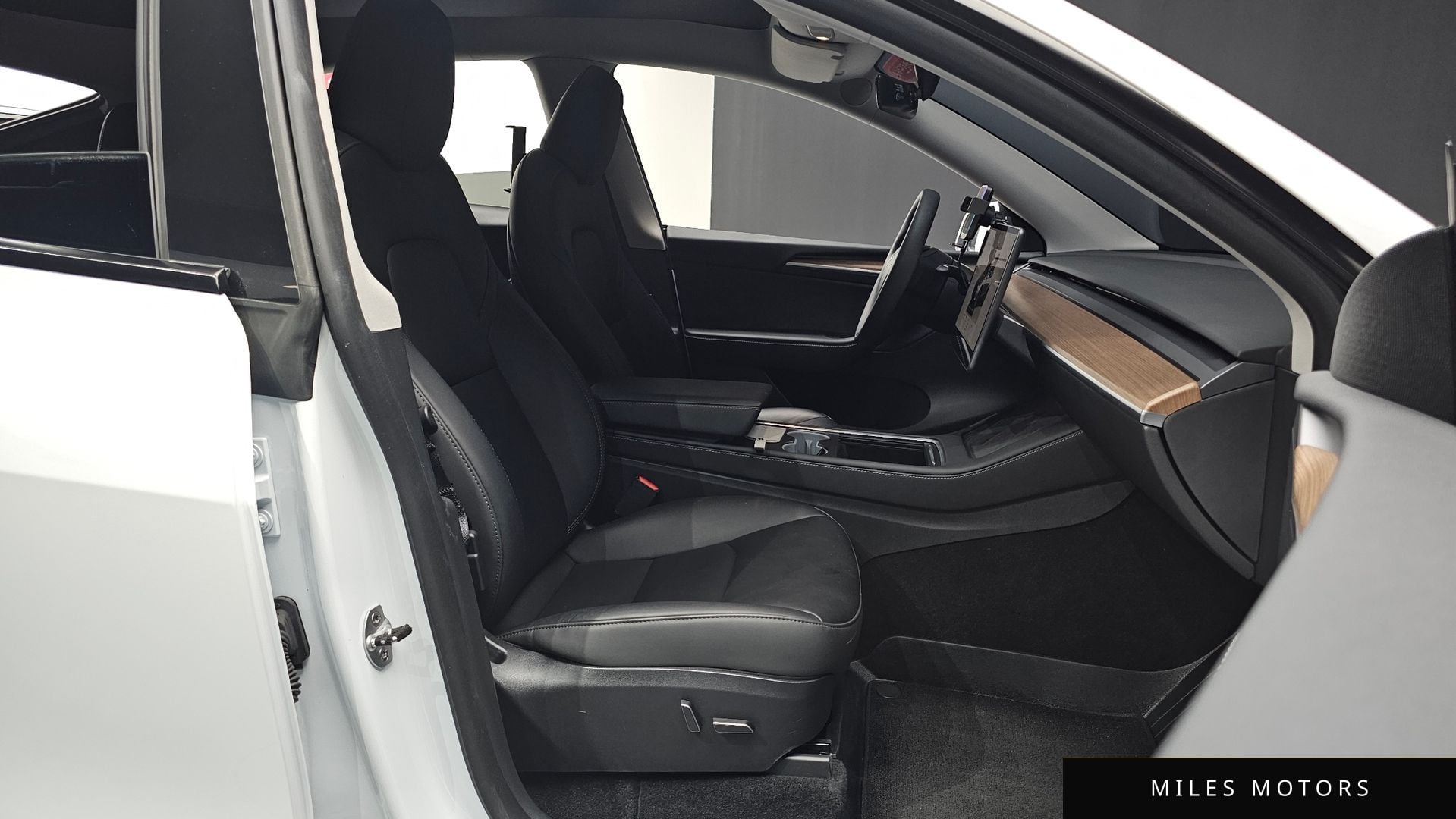 Tesla Model Y 2024 — миниатюра 12