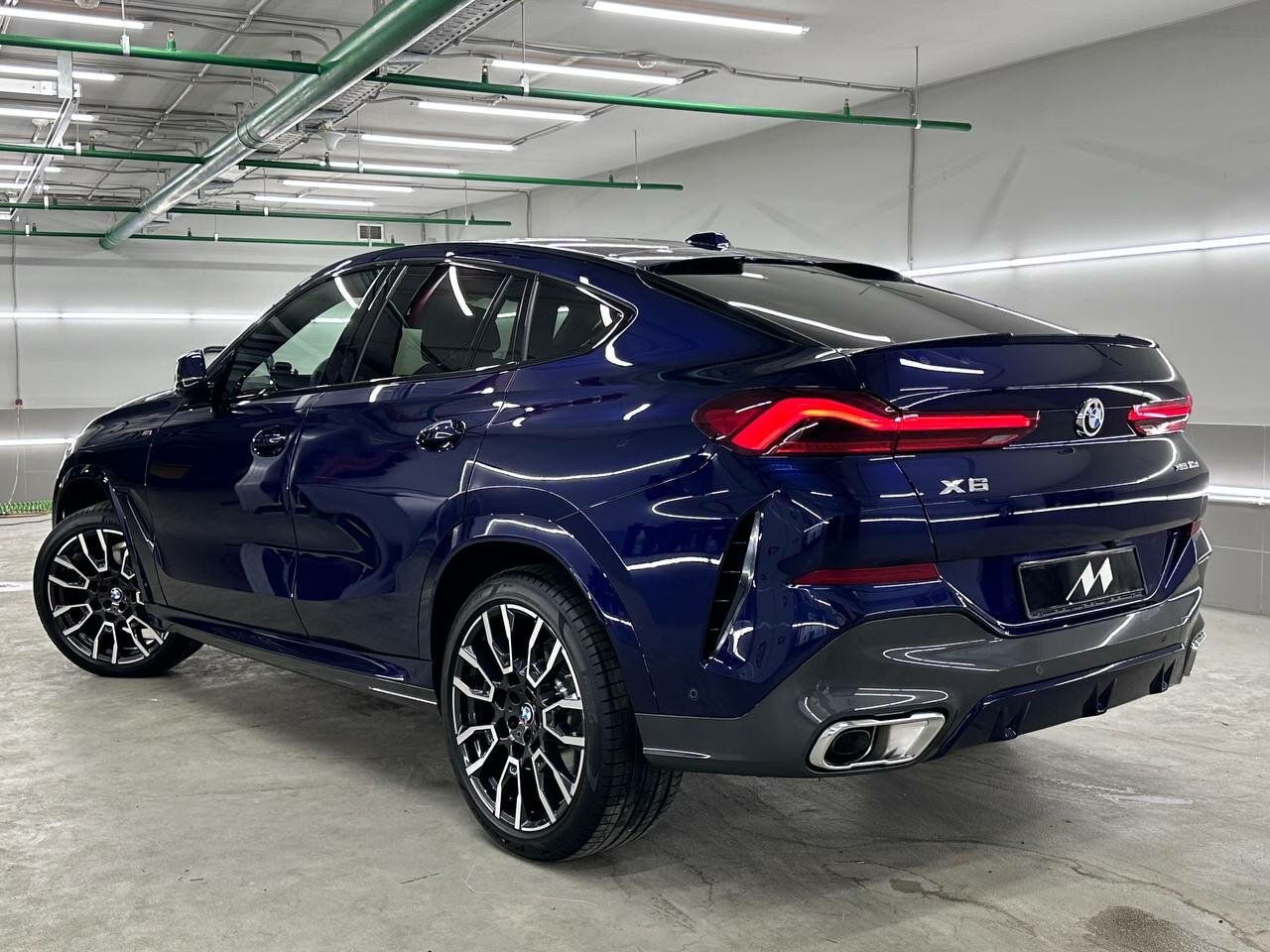 Синий BMW после детейлинга кузова