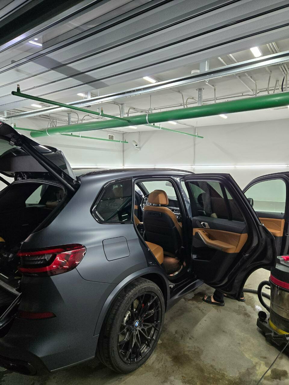 Детейлинг салона автомобиля с открытыми дверями